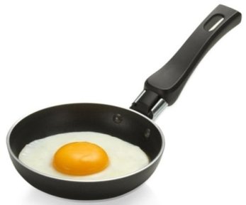 жареные яйца в мини-сковородке, завтрак в школу, mini skovorodka s jajcom