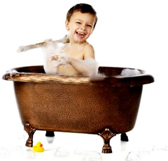 ребенок купается в ванной, если ребенок боится купаться, ребенок боится купаться